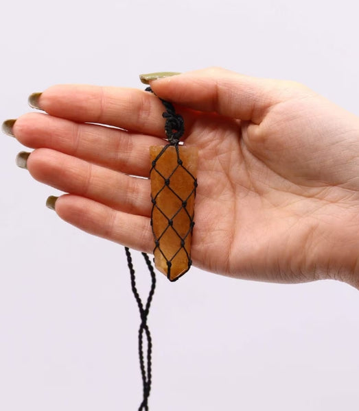 Pendentif Pointe Plate en Quartz Doré - Tressé de Lumière